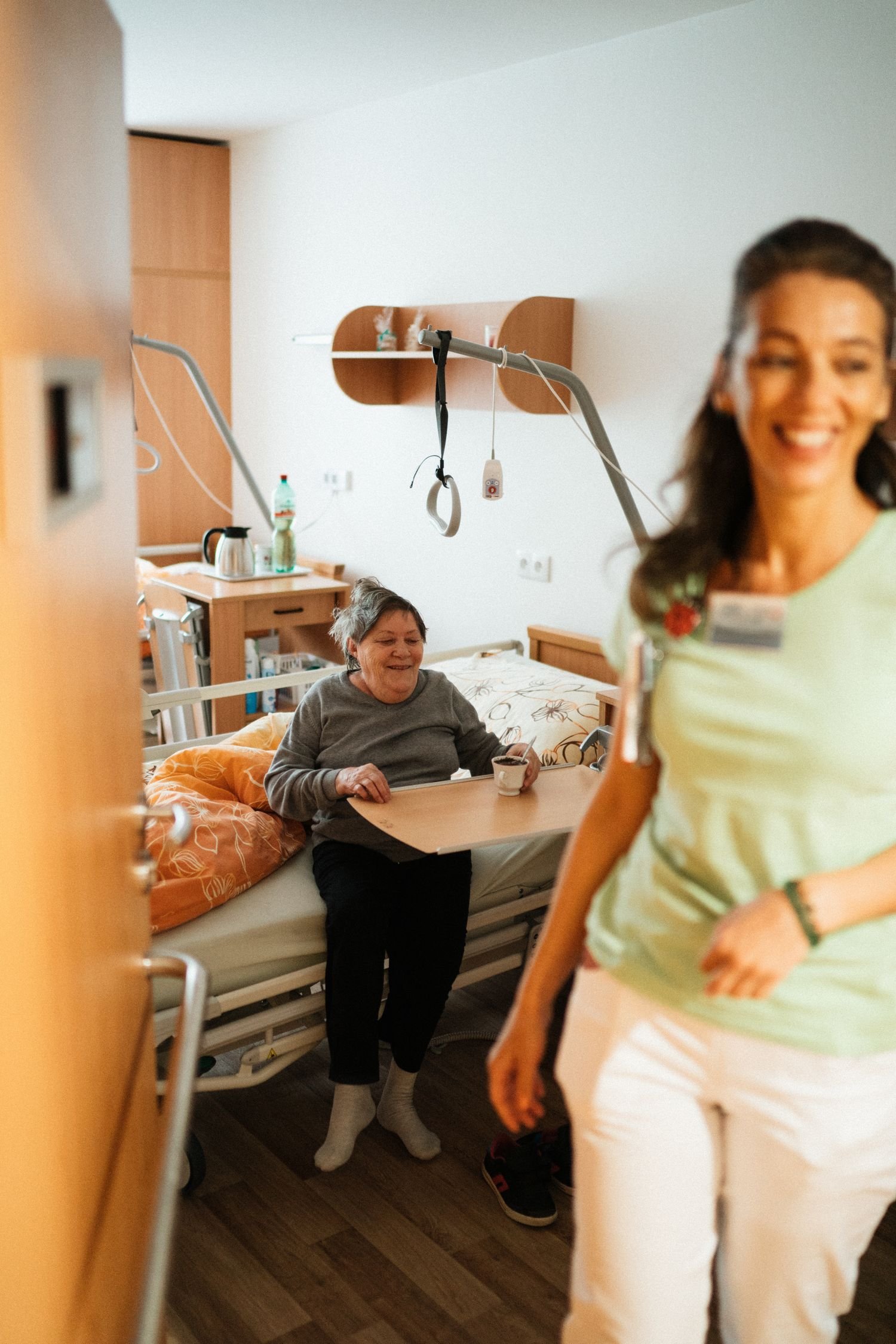 Smiling nurse beside a patient ready to leave hospital